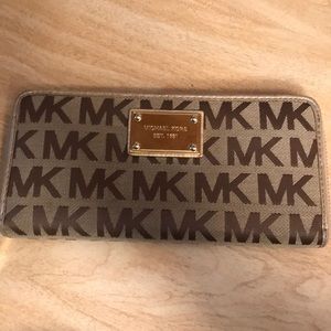 Michael Khors wallet